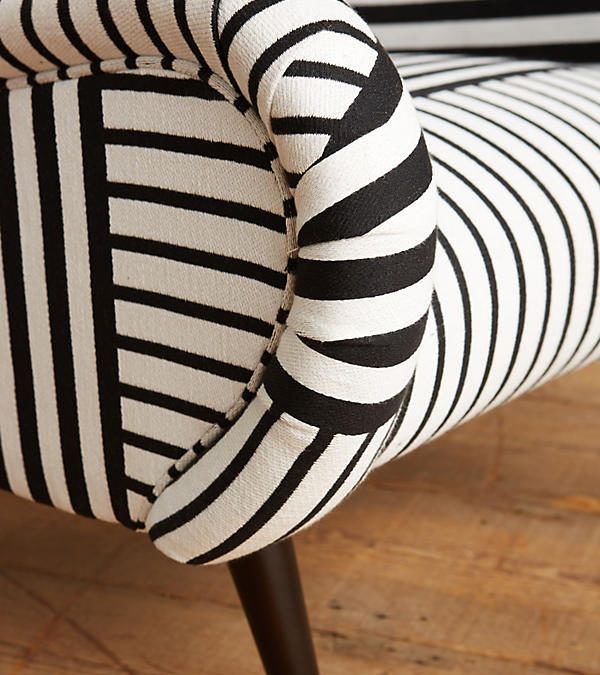 Sillón de Rayas Negras y Blancas, Protagonista Indiscutible