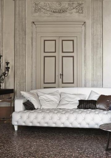 Un Sofá con Capitoné para Salones de Lujo