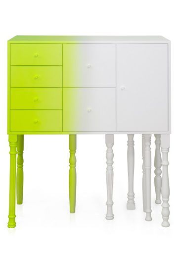 Un Mueble de Estilo Ecléctico con Esencia Asimétrica