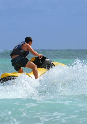 MOTOS DE AGUA, CABALGANDO LAS OLAS